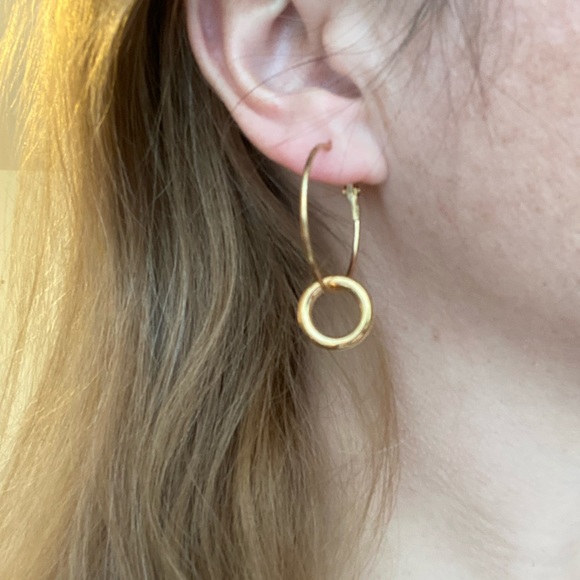 NEW!💙💎AWESOME! GOLD💛TONE CIRCLE HOOPS!💎💙FREE GIFTS & FREE GIFT WRAP TOO - Picture 2 of 7